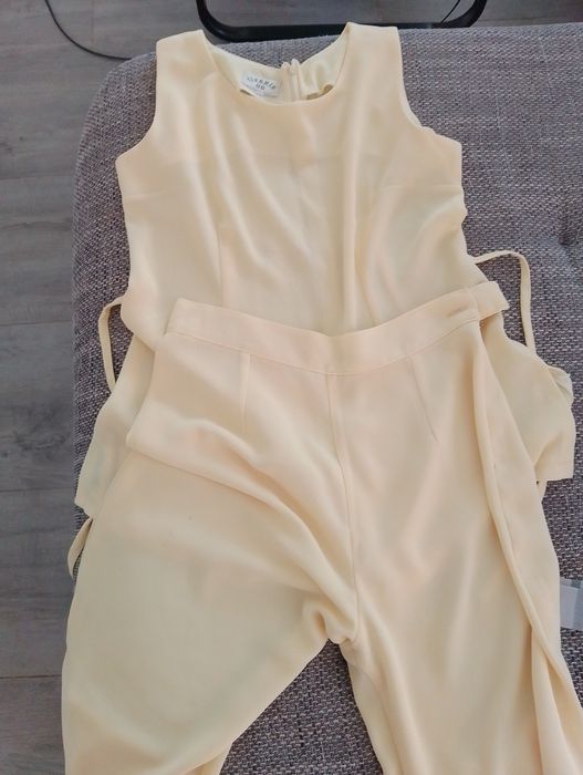 Costum din material textil