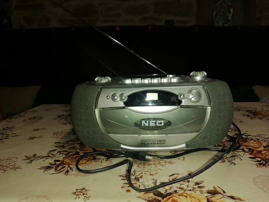 Продавам радио касетофон NEO.