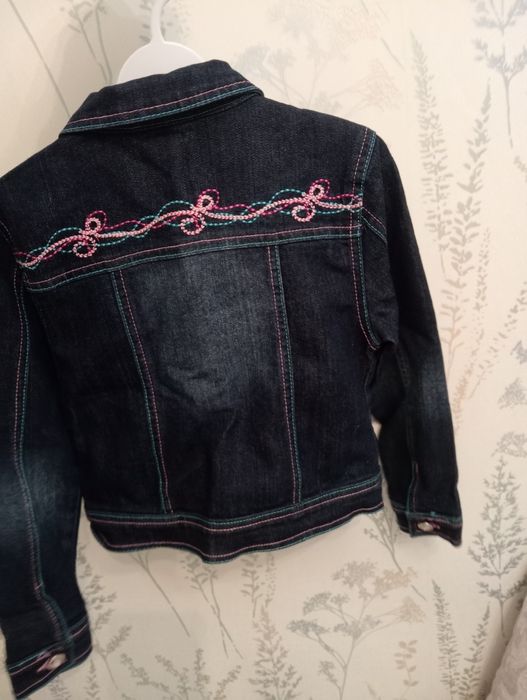 Продам джинсовую куртку на девочку