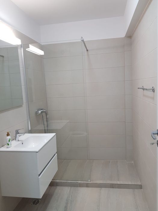 Garsoniera de inchiriat 5 min metrou - loc de parcare-piscina