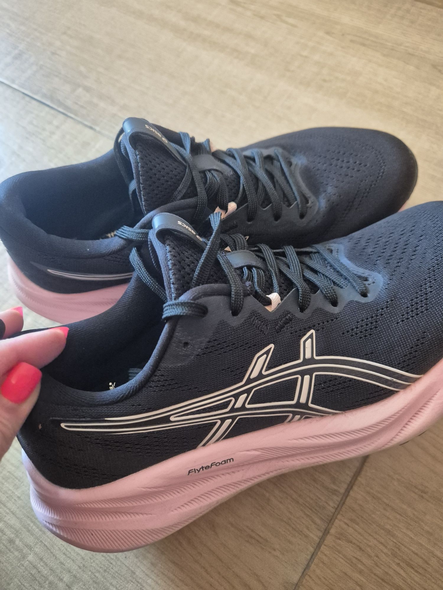 Маратонки Asics  нови