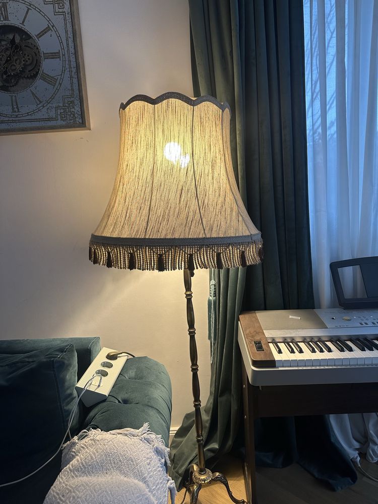 Lampadar vintage  pe picior metalic