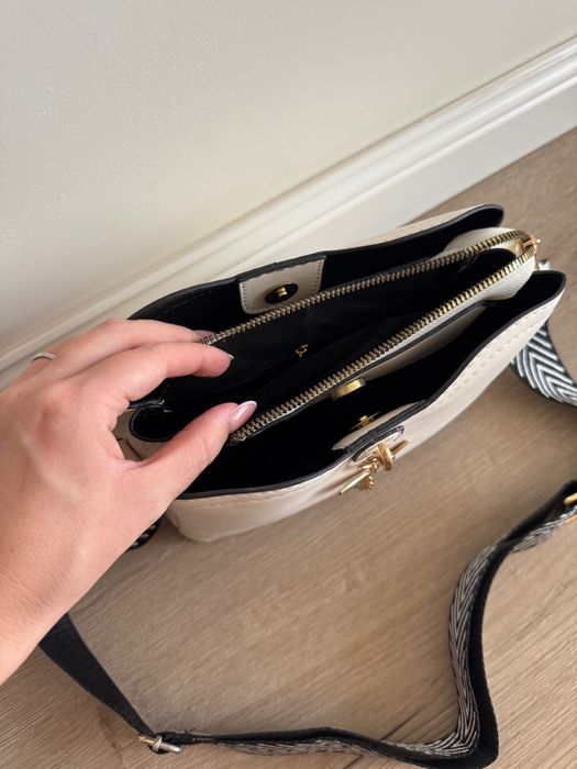 Елегантна бяла чанта с пеперуда