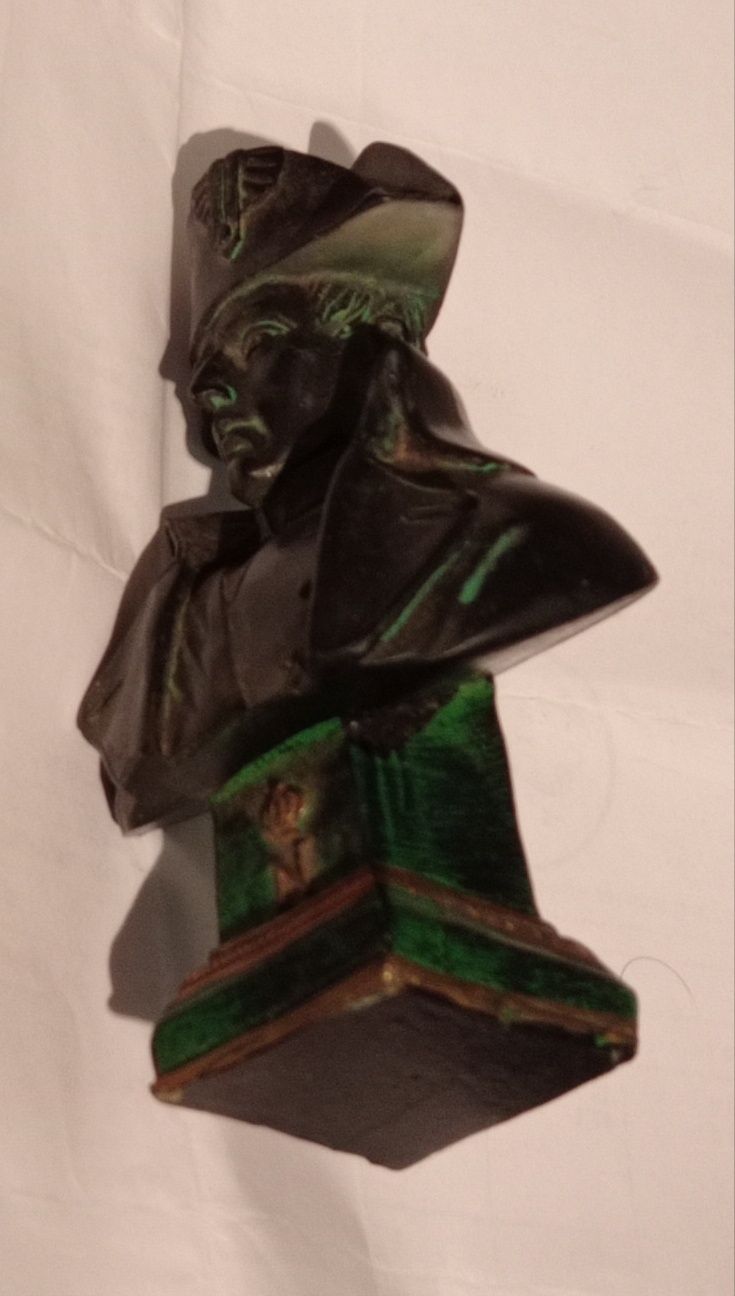 Vând sau schimb bust Napoleon din rășină cred,dimensiuni în foto.