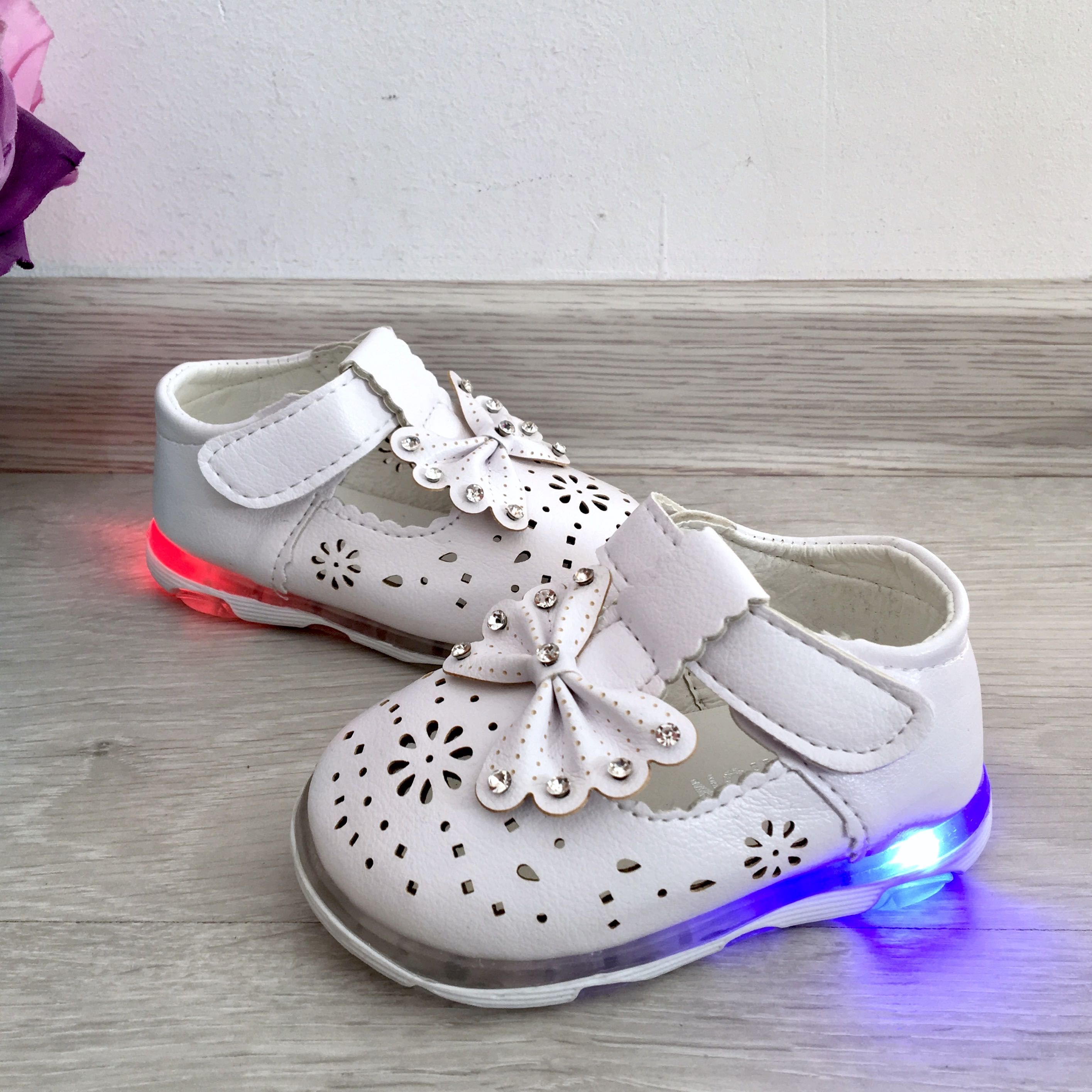 NOU Pantofi albi usori cu fundita si lumini LED pt fetite 16 17