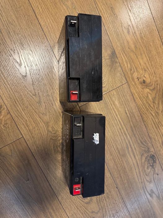 2 acumulatori și un încărcător