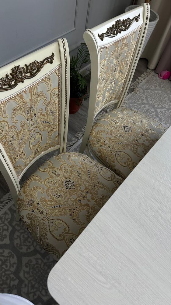Стол со стульями