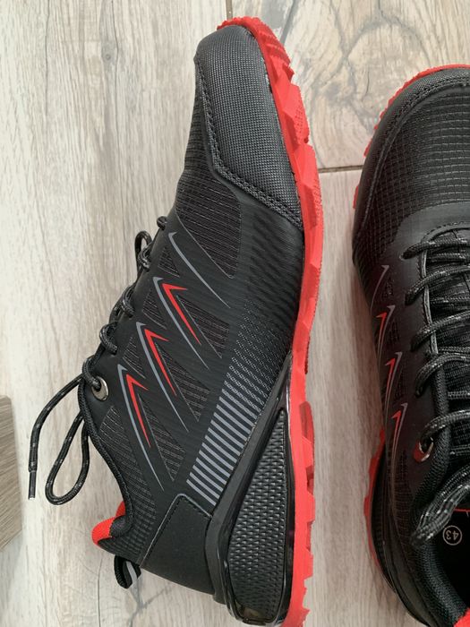 Adidasi noi marimea 43