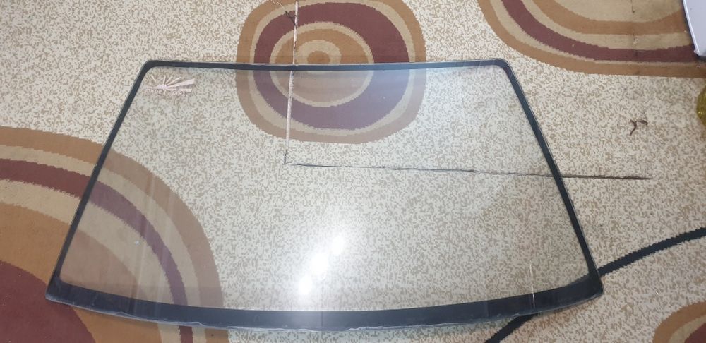 Продам лобовое стекло