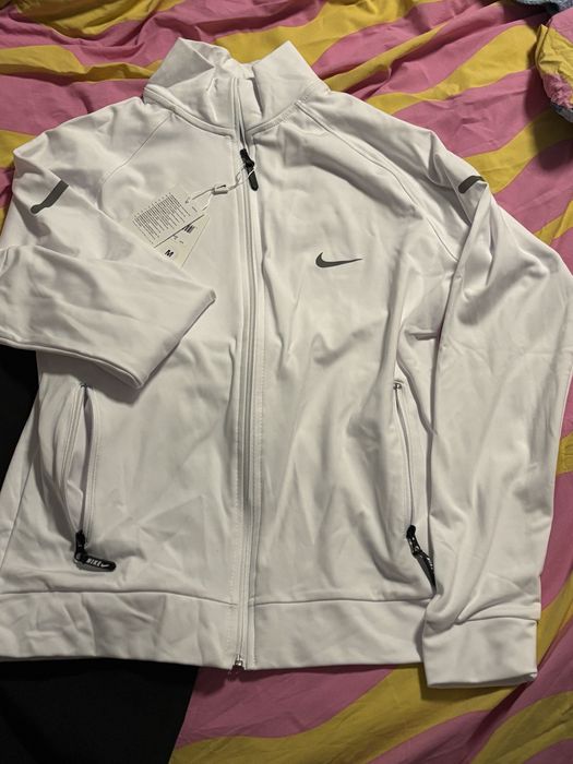 Анцунг Nike нов с етикет М размер