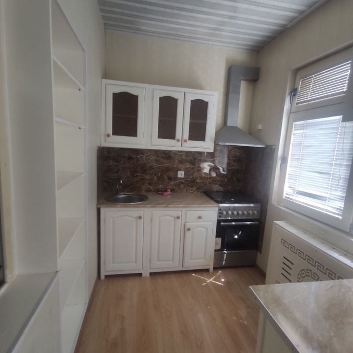 Кизларга Мирзо Улугбек 5 да ески тошми якин центер юл устидаги дом хам