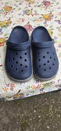 Vând papuci Crocs!