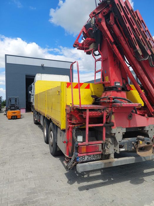 Vand camion DAF XF 105  cu macara MKG HLK 195 HP  an 2010