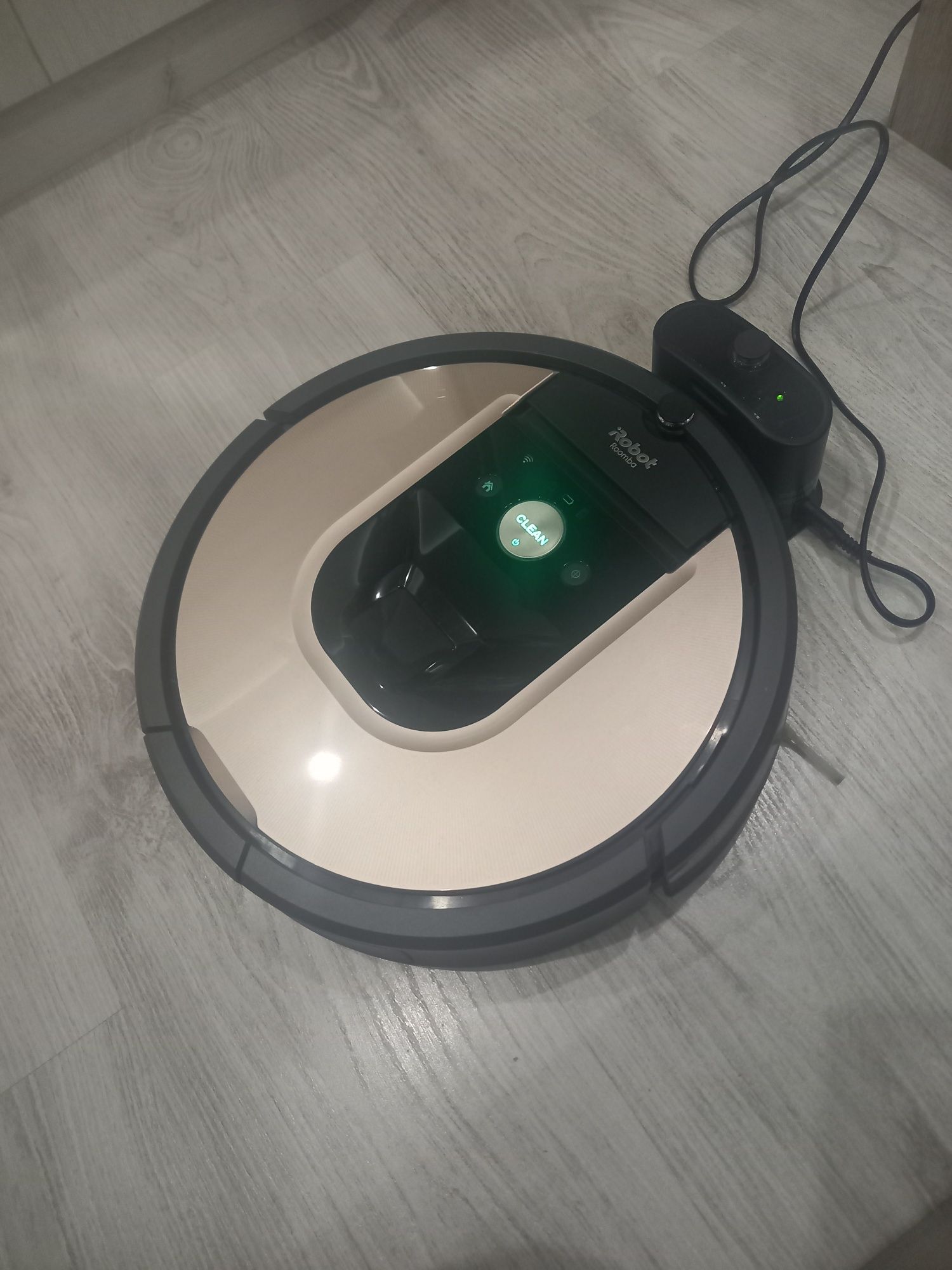 Продавам прахосмукачка IRobot roomba  модел 976