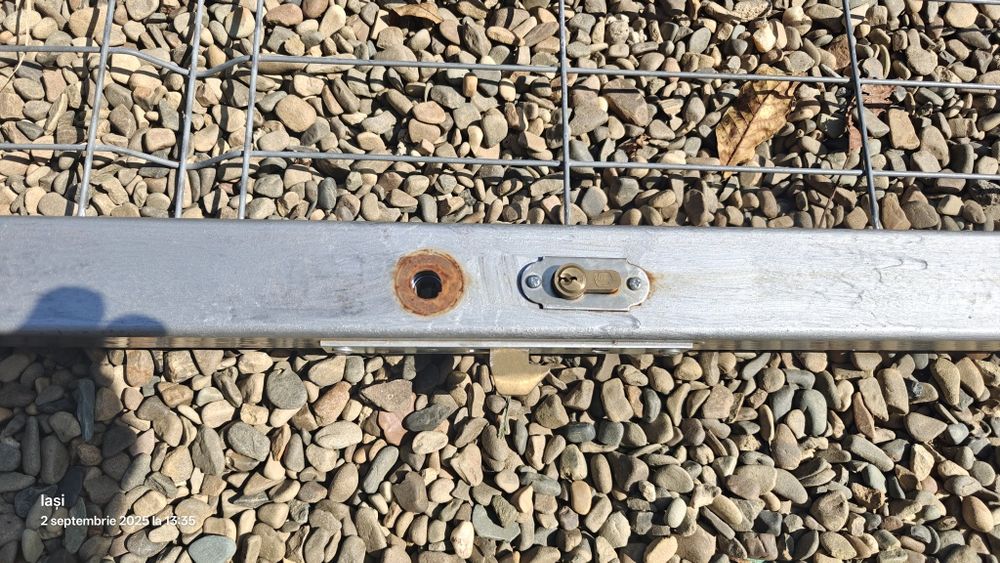 Portița metalica pe șină cu incuieioare și clanța