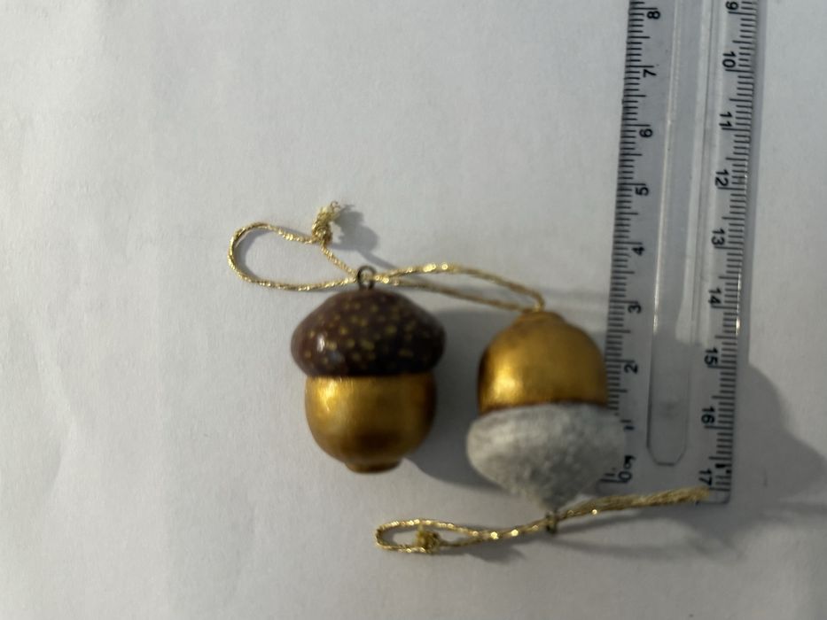 Коледна декорация къщички и жълъди