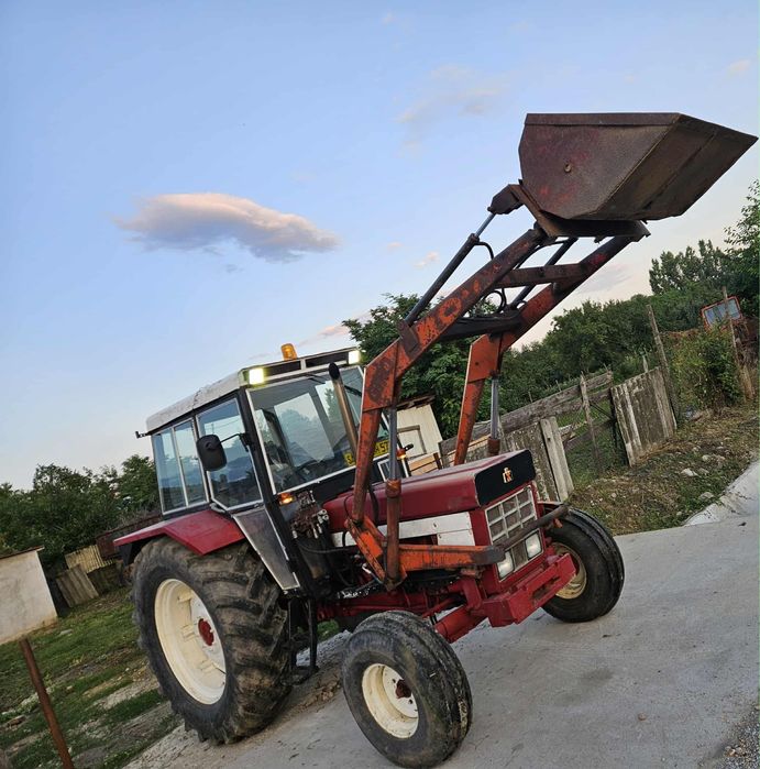 Vand Tractor International cu incarcator frontal!