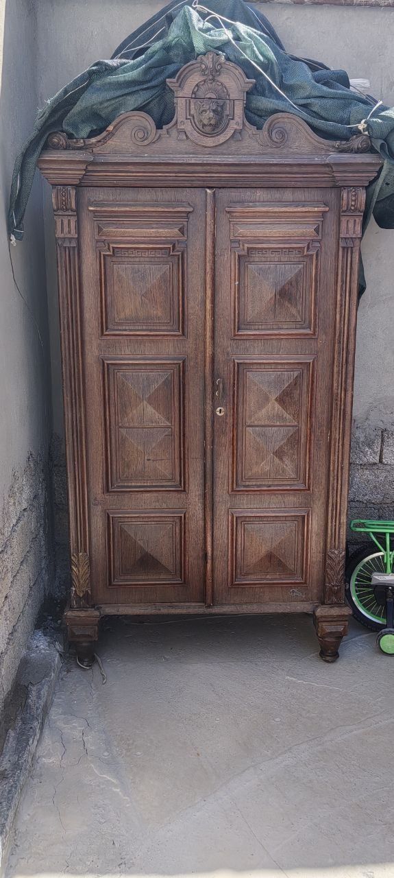 Комплект антикварной мебели.
