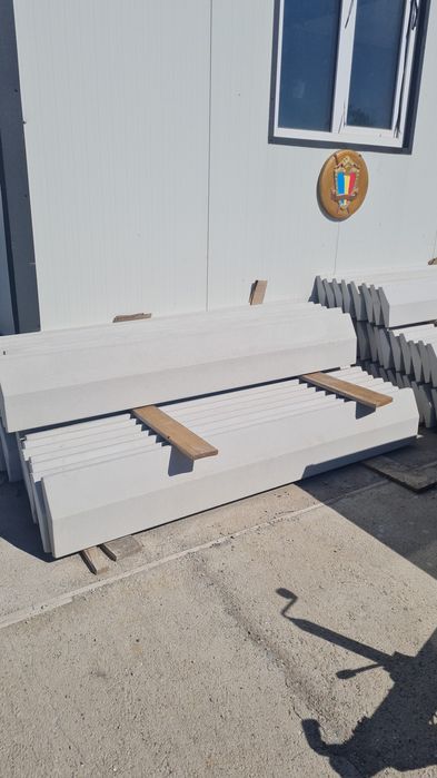 Capace- palarii-caciuli stalpi gard Buzau