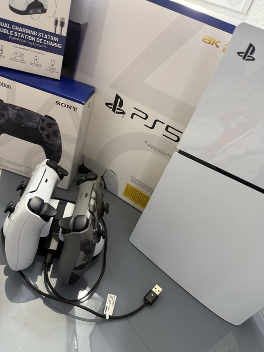 PlayStation 5 - с 2 джоистика и поставка /зарядно/ за тях - в Гаранция
