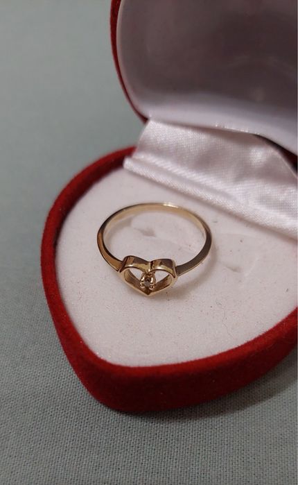 Нов златен пръстен с естествен диамант