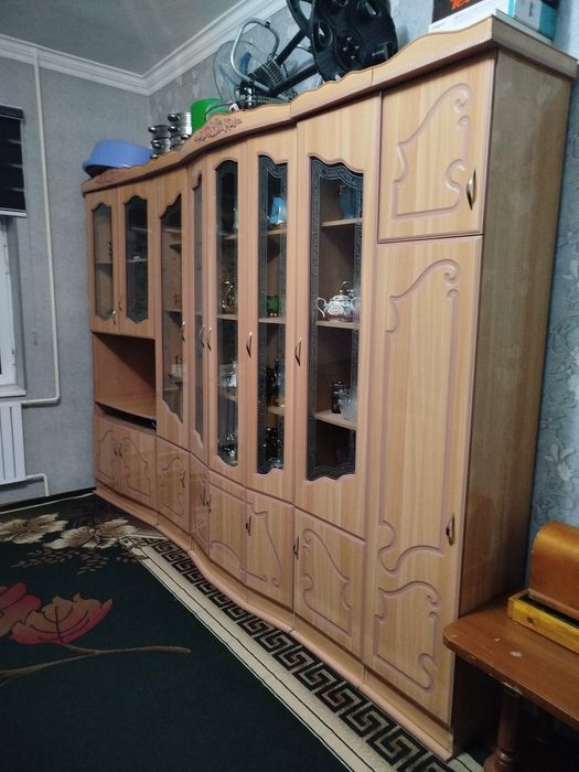 шкаф стенка сотилади .холати зор