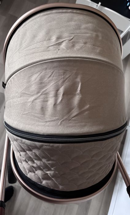 Vând cărucior 2 in 1, cu șezut care se transformă și în landou