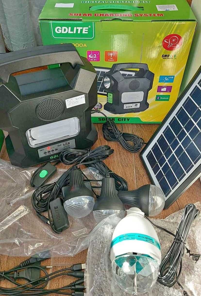Kit panou solar cu 3 becuri, USB, Radio, MP3, lampa cu LED-uri