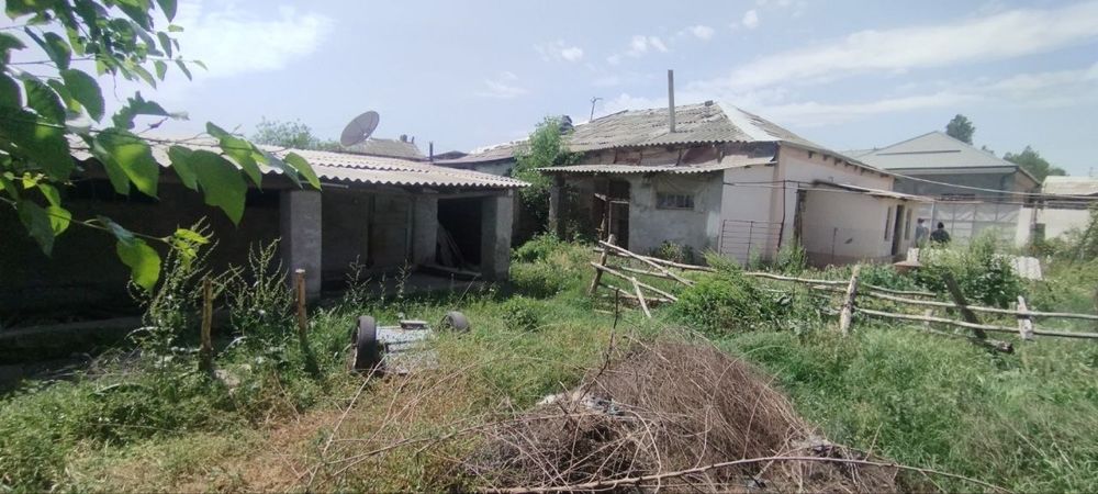 Hovli sotiladi 7 xona uyi bn 12500$