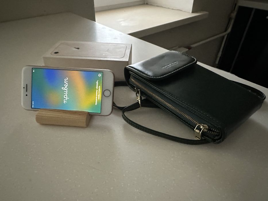 Продам Apple iPhone 8 (+подарки)