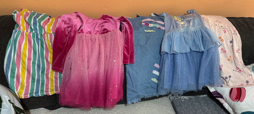 Rochițe în stare foarte bună pentru fetițe 4-5,5-6 ani