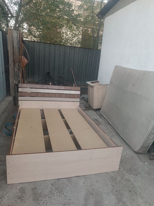 Продам кровать с матрасом двухсторонняя