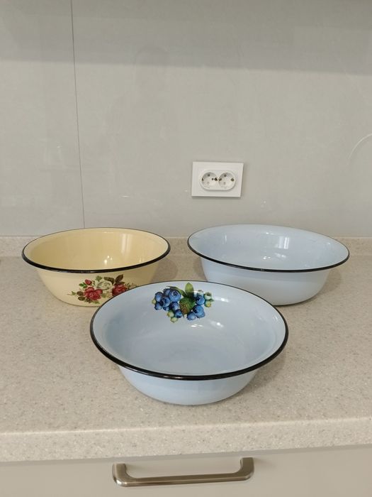 Продам миски эмалированные разные,отличном состоянии