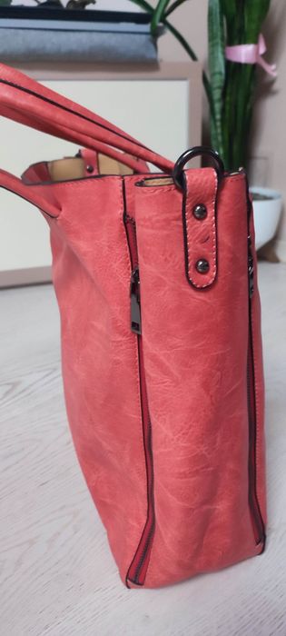 Червена дамска чанта