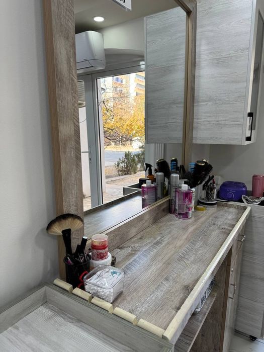 Продается парикмахерский столик в хорошем состояние