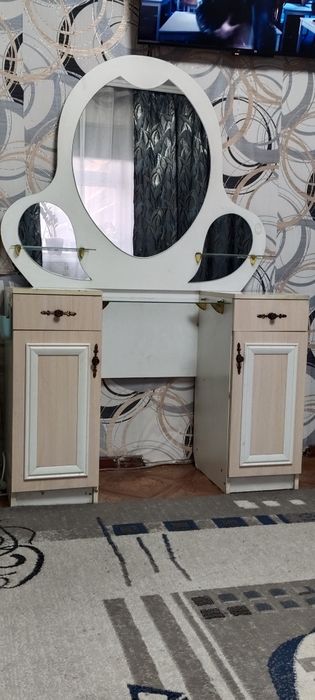 Продам туалетный столик