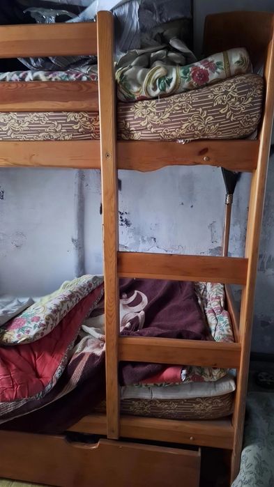 Кровать двухяросная деревяная