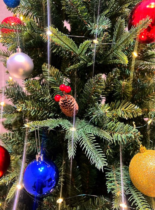 Продам елку по оптовой цене 210см, литая и пвх