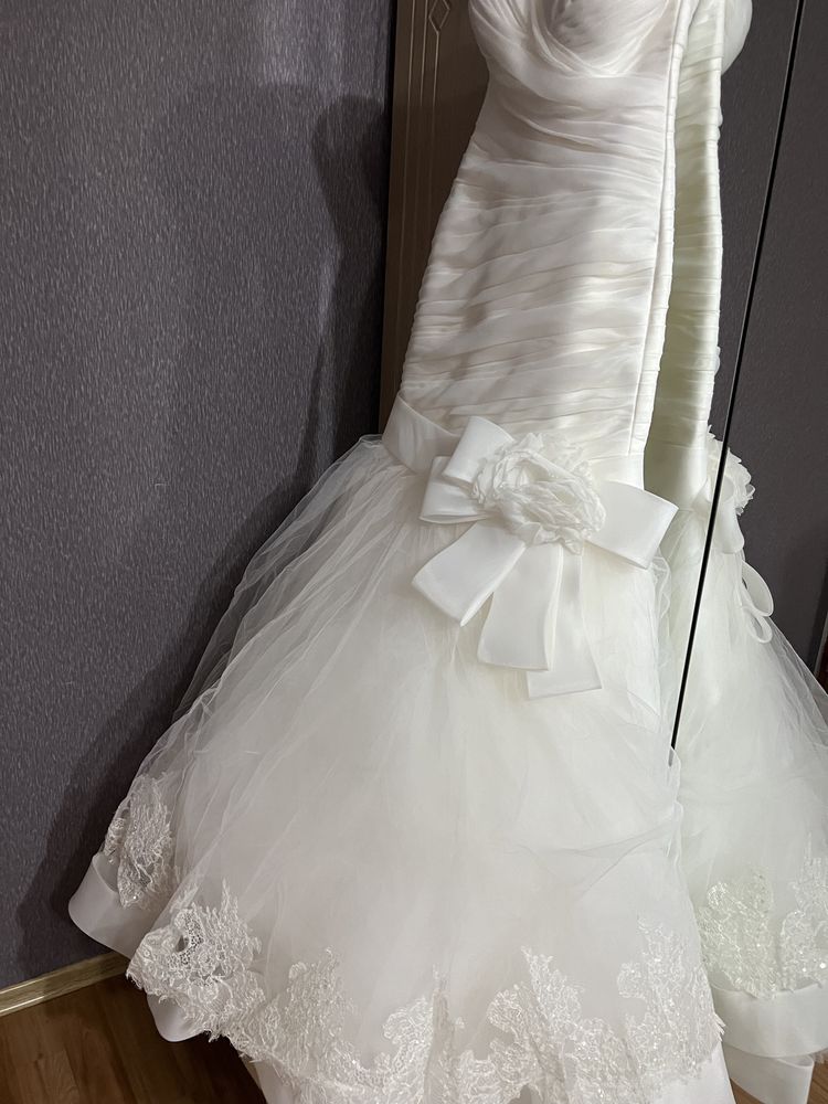 Продам свадебное платье рыбка в цвете айвори 42-44р.