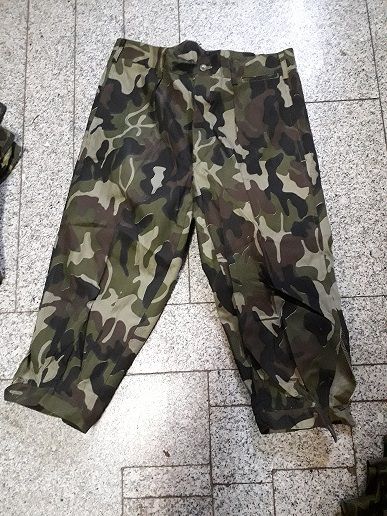 Pantaloni armata, treisferturi