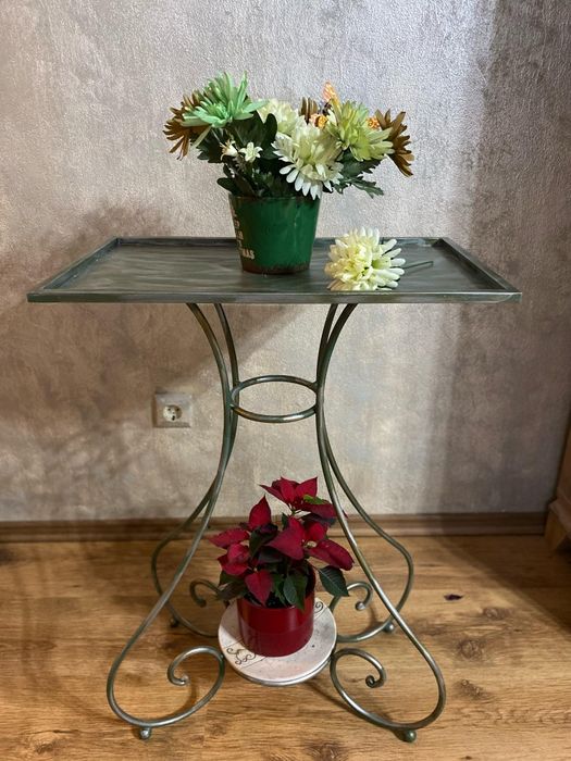 Vând masă metalică