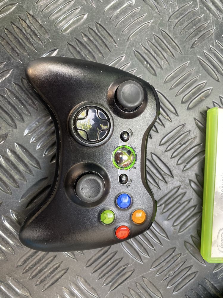 Xbox 360 slim cu jocuri si controllere