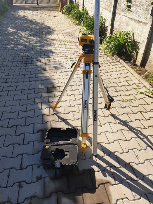 Nivela Dewalt cu trepiedul, stadia și cutia de transport.
