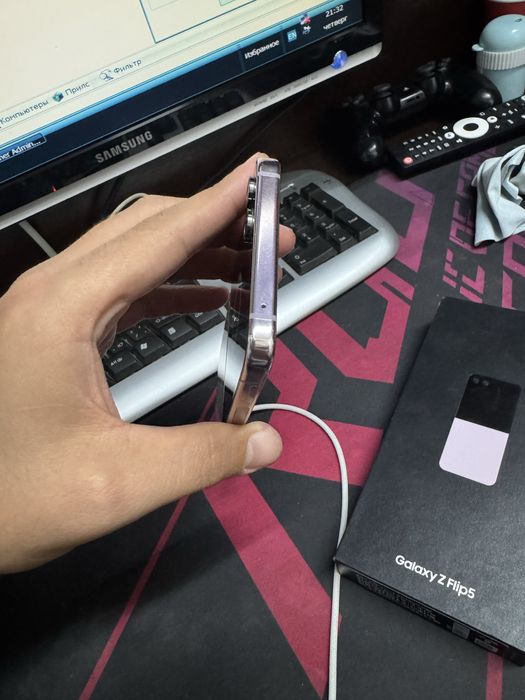 Samsung Galaxy Z Flip5……………