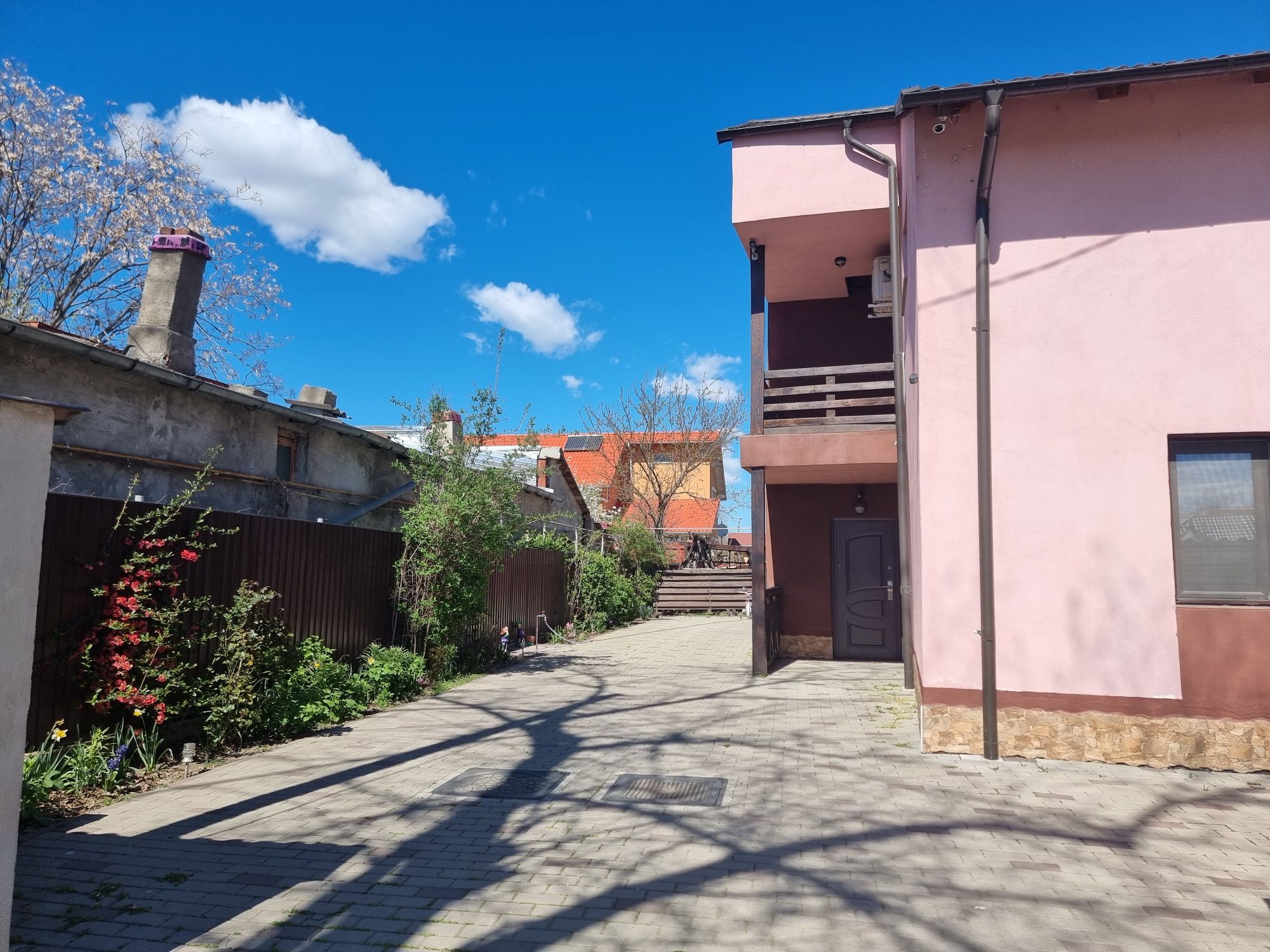 Casa zona centrala cu 8 camere si 3 bai in Tecuci