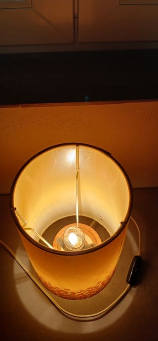 Veioză cu suport din lemn și abajur mozaic – design decorativ