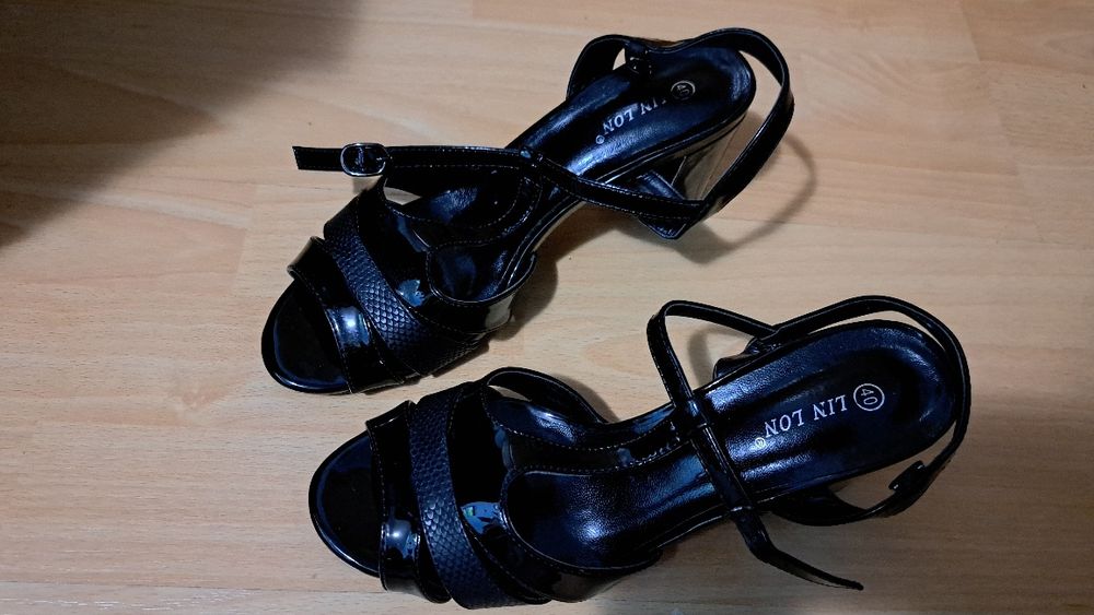 Vând sandale negre