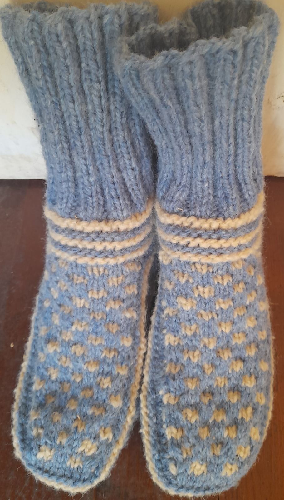 Ръчно плетени дамски чорапи и терлици