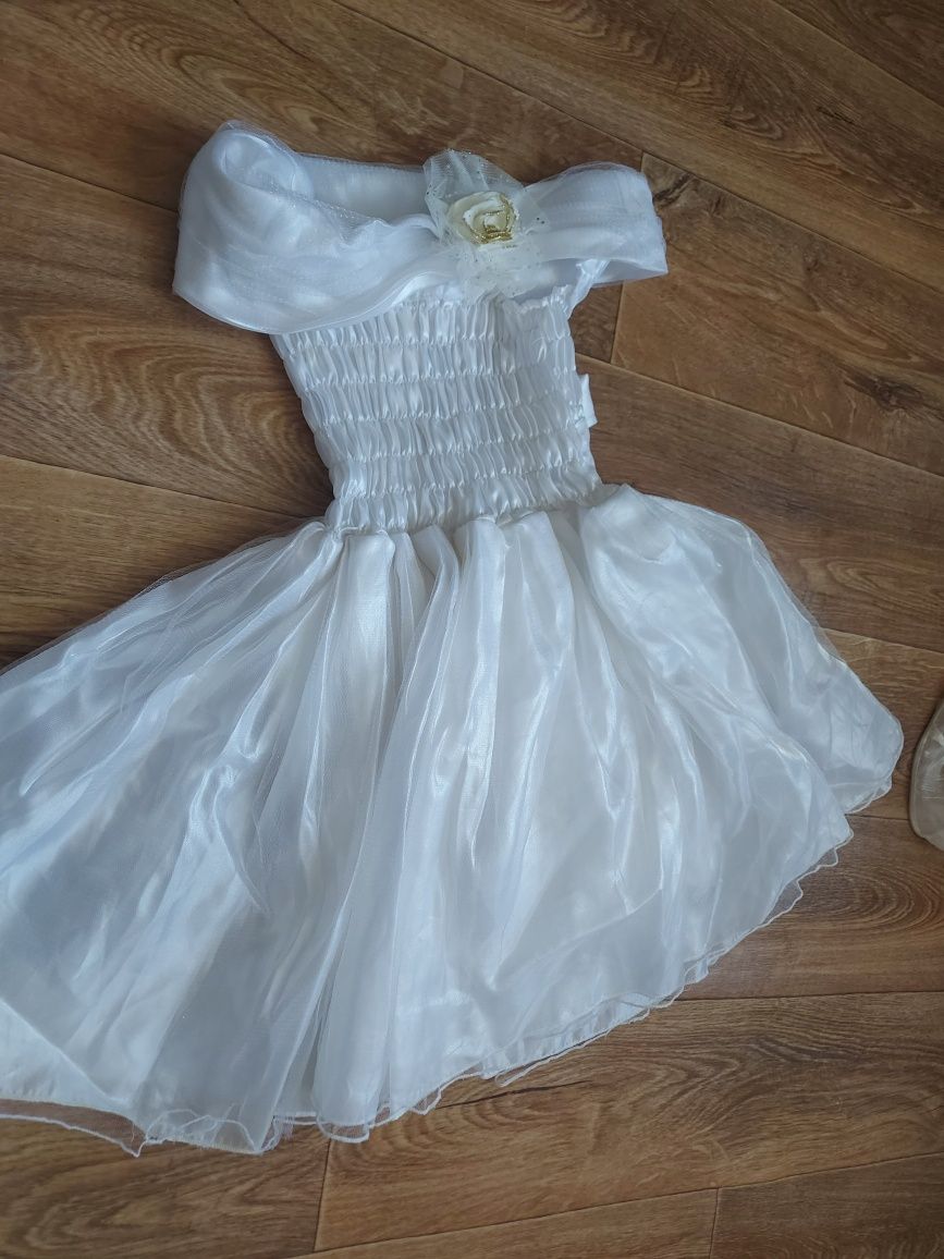Продам платья на девочку  7-8 лет