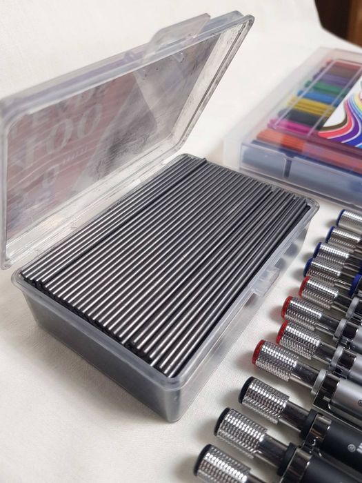 Комплект 400 броя 2В графити 2мм + 3 механични молива 2mm , 2B